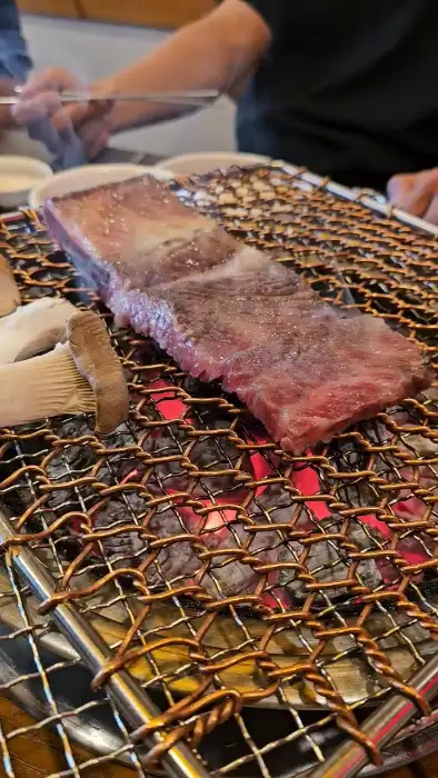 숯불 위에서 구워지는 이동갈비 단면