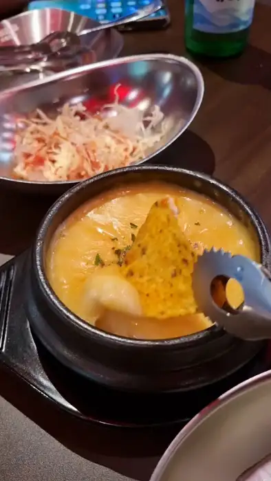 치즈 퐁듀에 찍어 먹는 치킨