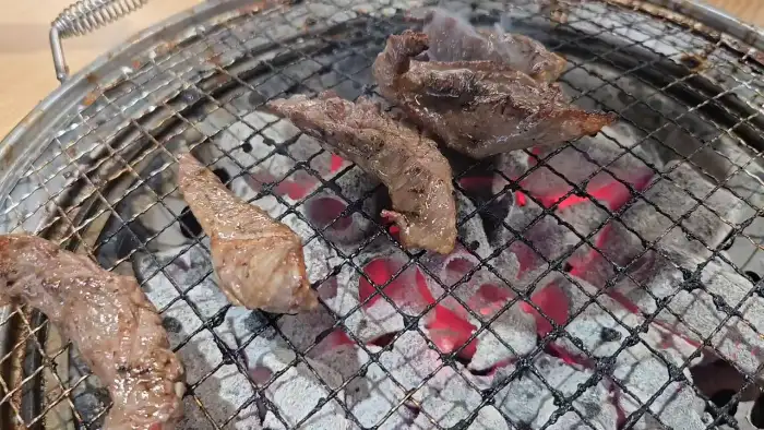 숯불 위에서 노릇하게 익어가는 소고기