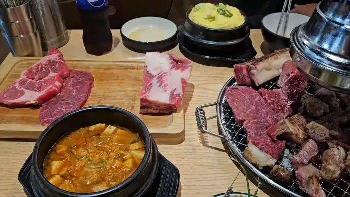 숯불 위에 가득 올려진 여러 부위의 고기들