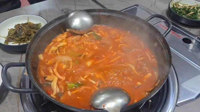 끓고 있는 버섯전골 냄비