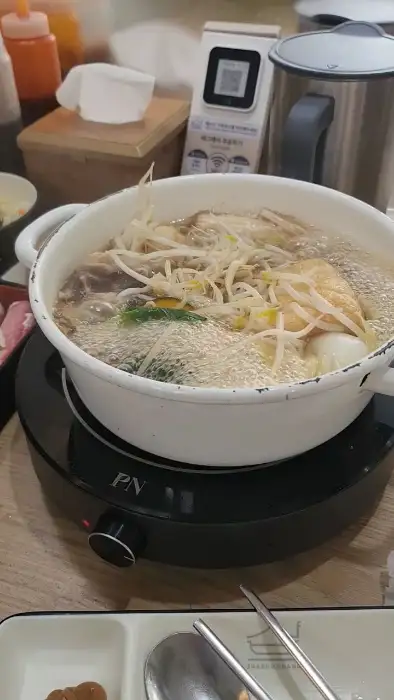 샤브샤브 냄비에 채소를 넣고 끓이는 모습