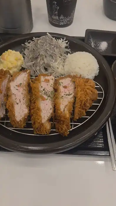 돈까스 단면과 곁들임