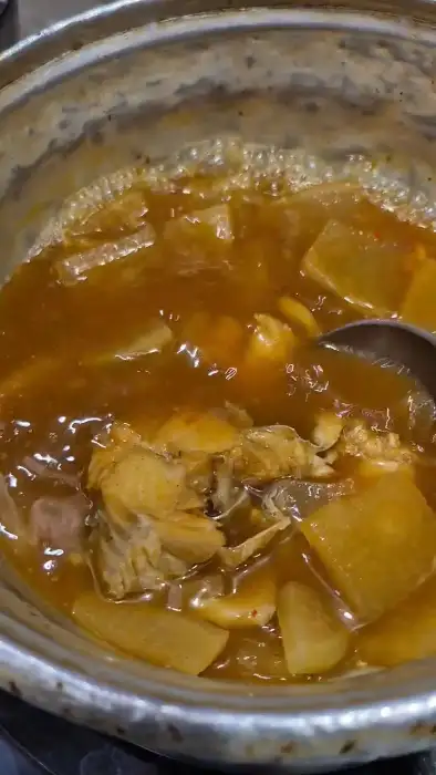 팔팔 끓는 냄비 속 대구뽈불고기