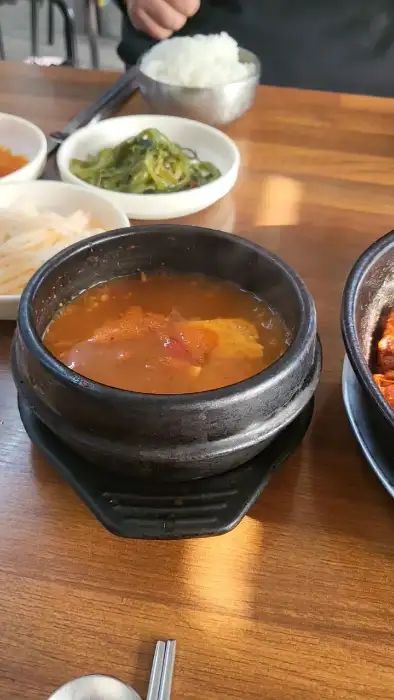 밑반찬들과 함께 놓인 불백과 밥