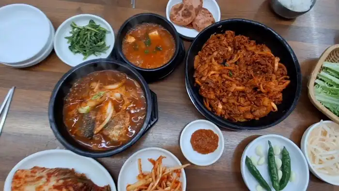 다양한 메뉴가 차려진 식탁