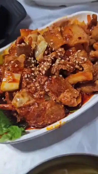 돌솥 제육쌈밥의 주요 반찬인 우렁된장
