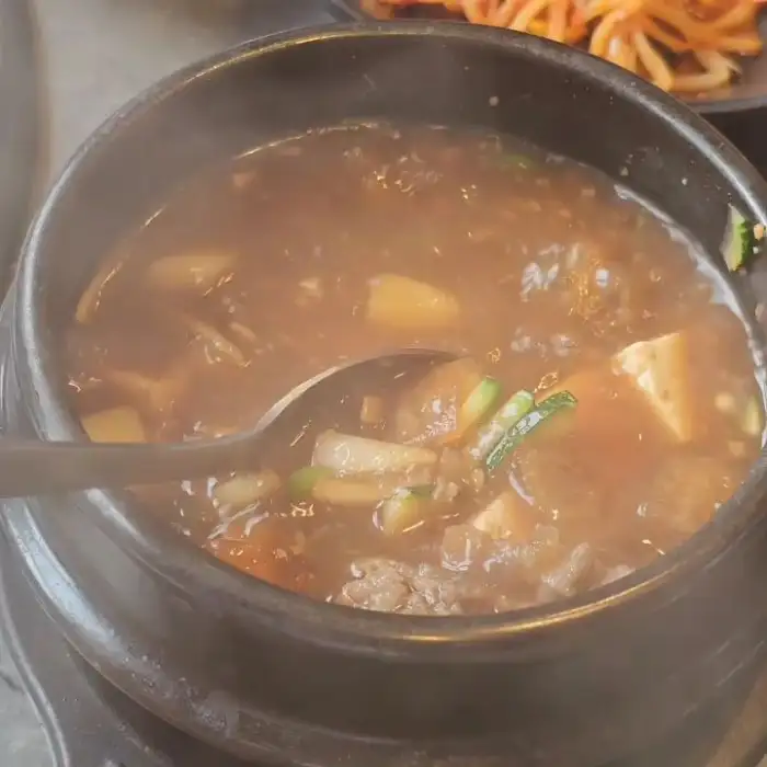 김이 모락모락 나는 된장찌개 한 그릇