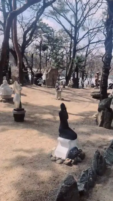 동해막국수 정원의 야외석 풍경과 조각상들