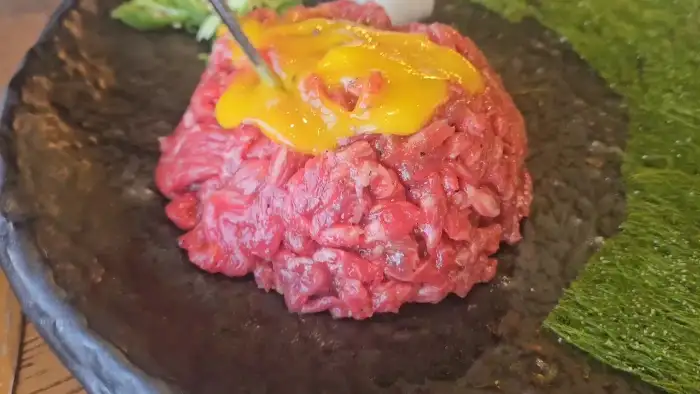 쾌지나칭칭 육회에 노른자를 얹은 모습