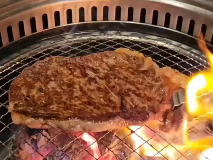 황소실비 숯불 위에서 익어가는 두툼한 한우 스테이크