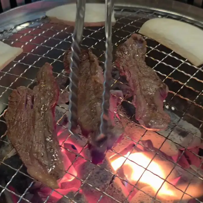 황소실비 숯불 위에서 잘 익은 한우 갈비살