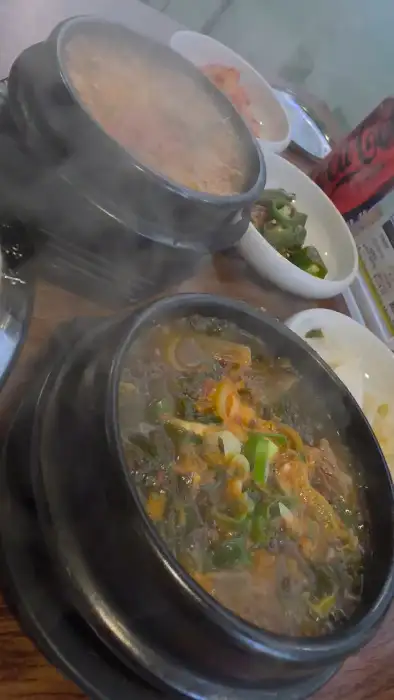 김이 모락모락 나는 선지해장국