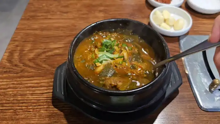 비빔밥을 섞는 모습