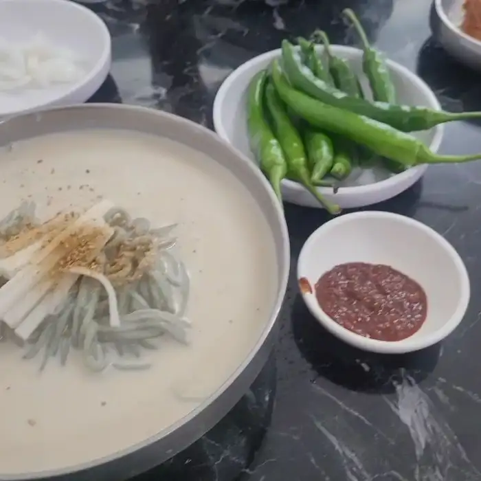 행운식당 콩국수와 곁들여 나오는 밑반찬
