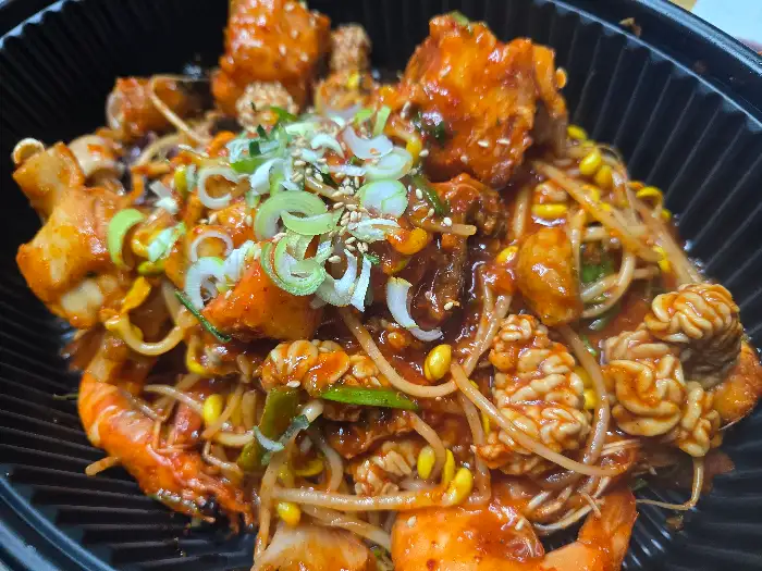 먹음직스럽게 차려진 금복이네찜 아구찜 한 상 차림