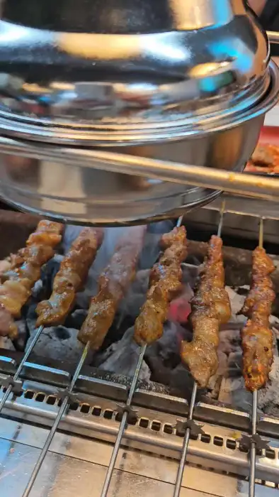 숯불에 구워지는 양꼬치