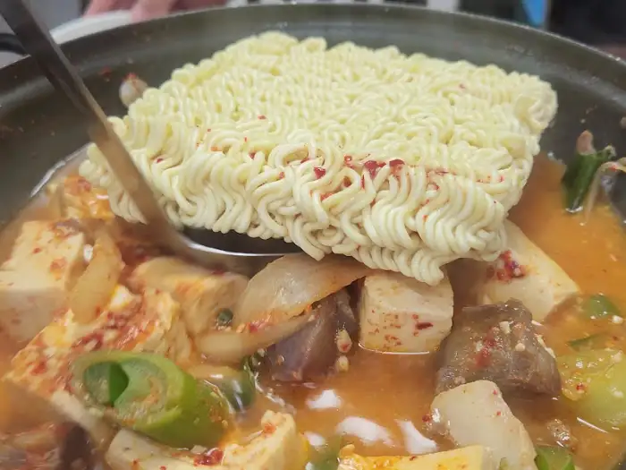 라면 사리를 추가한 된장찌개