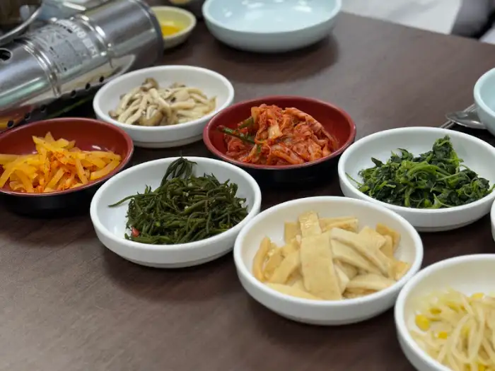 다양한 밑반찬이 차려진 상차림