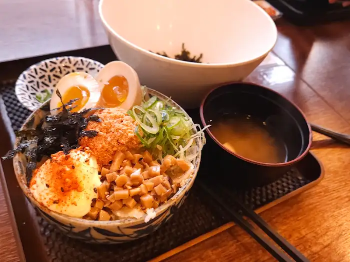 야무의 카라이 규코츠라멘, 붉은 국물에 고명과 반숙란이 올라간 모습