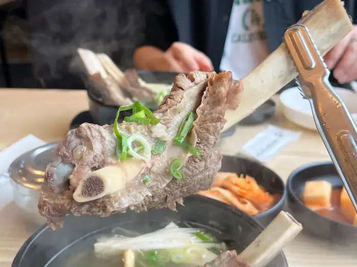 갈빗대를 들어 올리는 모습
