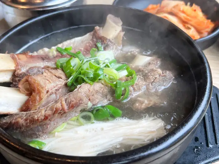 푸짐한 갈비탕 한 그릇