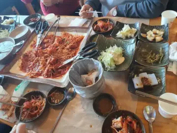 양수리한옥집 아귀찜과 밑반찬 차림
