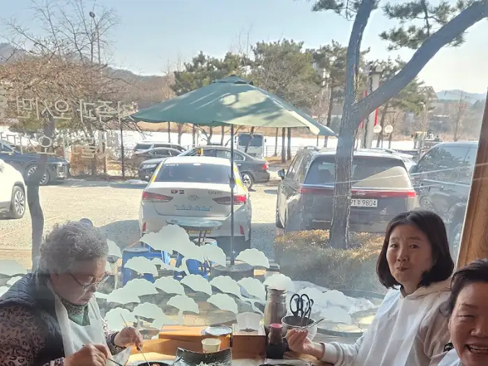 양수리한옥집 매장 풍경과 창밖 전경