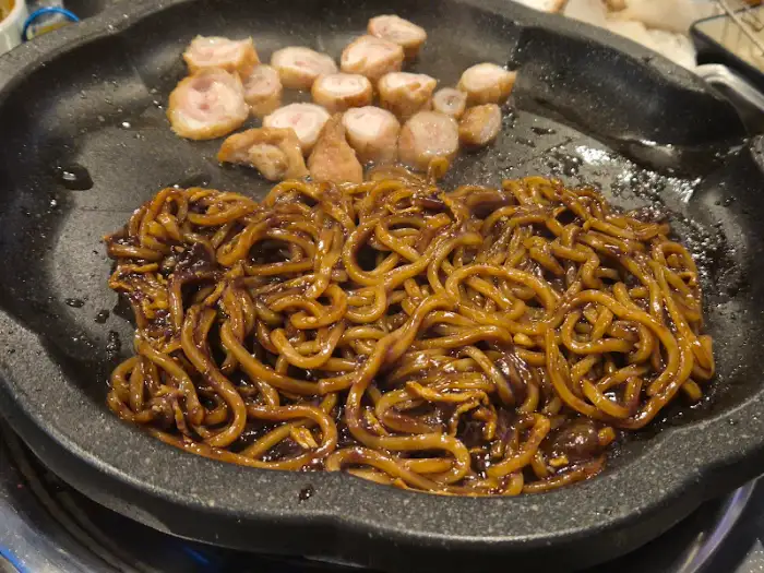 돌판 위에서 볶아지고 있는 먹음직스러운 짜장면