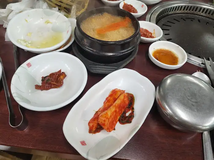 연산숯불갈비의 다양한 밑반찬과 찌개