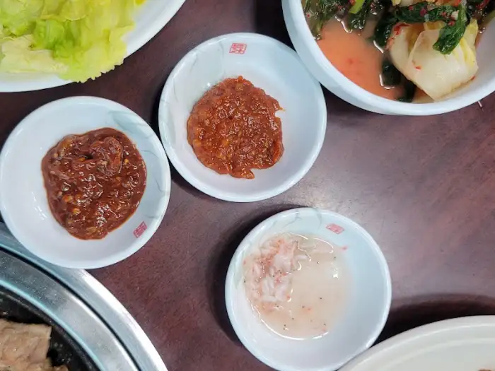 다양한 양념장과 쌈채소