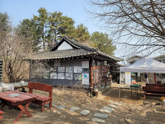 철원 연사랑 매장 앞 야외 공간