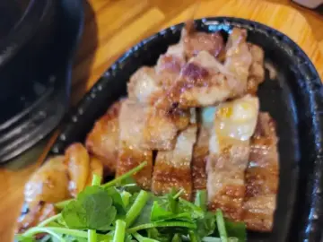 연사랑의 먹음직스러운 삼겹살 구이와 신선한 채소