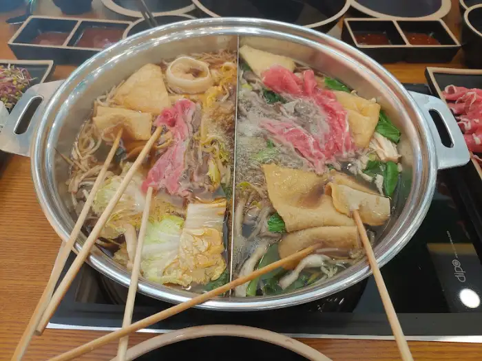 육수 속 재료와 고기가 어우러진 모습이 담긴 샤브샤브 냄비