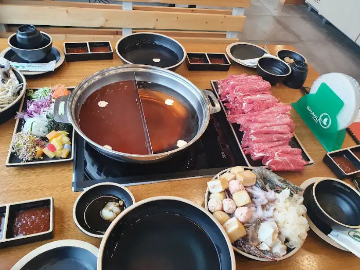 다양한 해산물과 고기, 채소가 푸짐하게 담긴 샤브샤브 세트 상차림