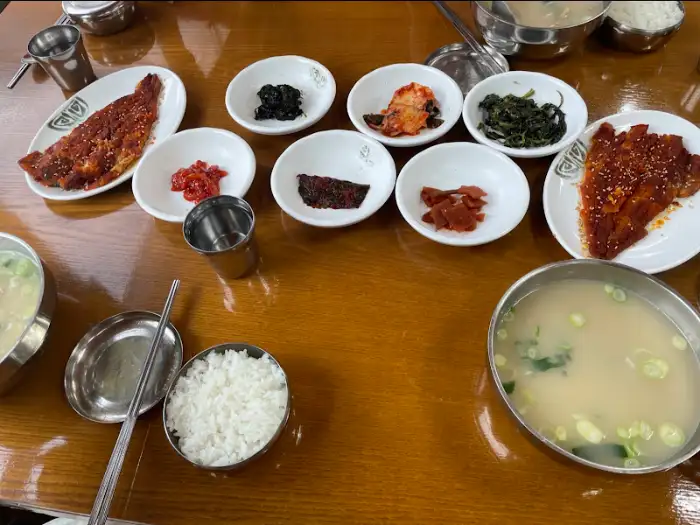 용바위 식당 정갈한 테이블 세팅