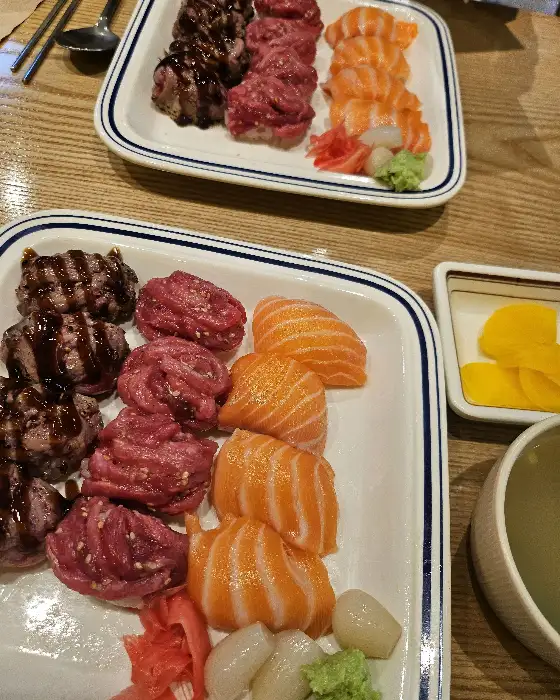 육회바른연어 계양구청점의 육회와 연어 초밥
