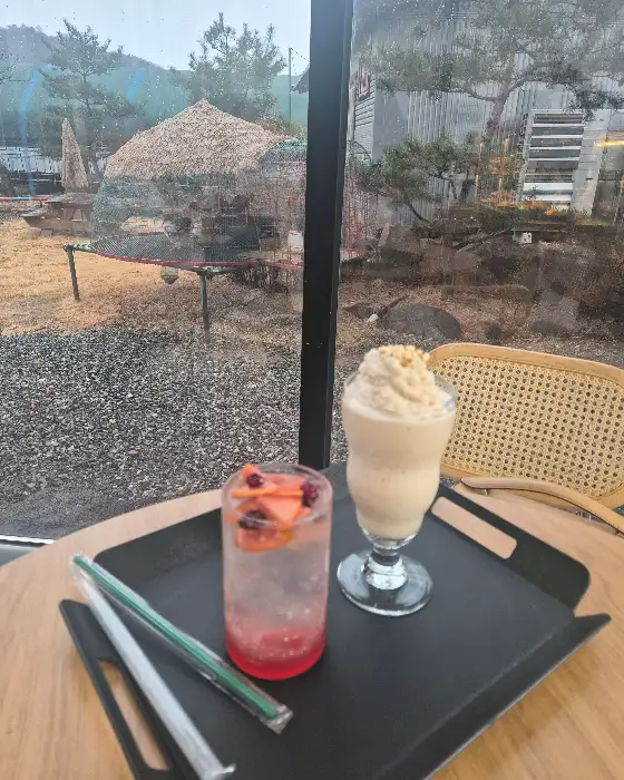 율믜당의 팥빙수와 율무라떼